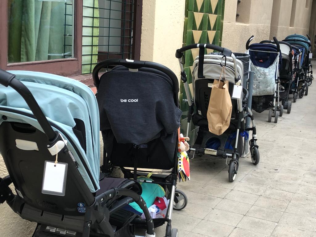 PoliciaMataro's tweet photo. 👨‍👨‍👦‍👦Si aneu a la #TardaGuillada, recomanem:

🅿️Deixar el cotxet al servei de guardacotxets gratuït que hi haurà al Pati de la Residència Sant Josep de 17 a 22h

✅Posar polseres identificatives als infants. Les podeu demanar als responsables dels actes o a la Botiga de Les Santes https://t.co/uPCMNwxJDn