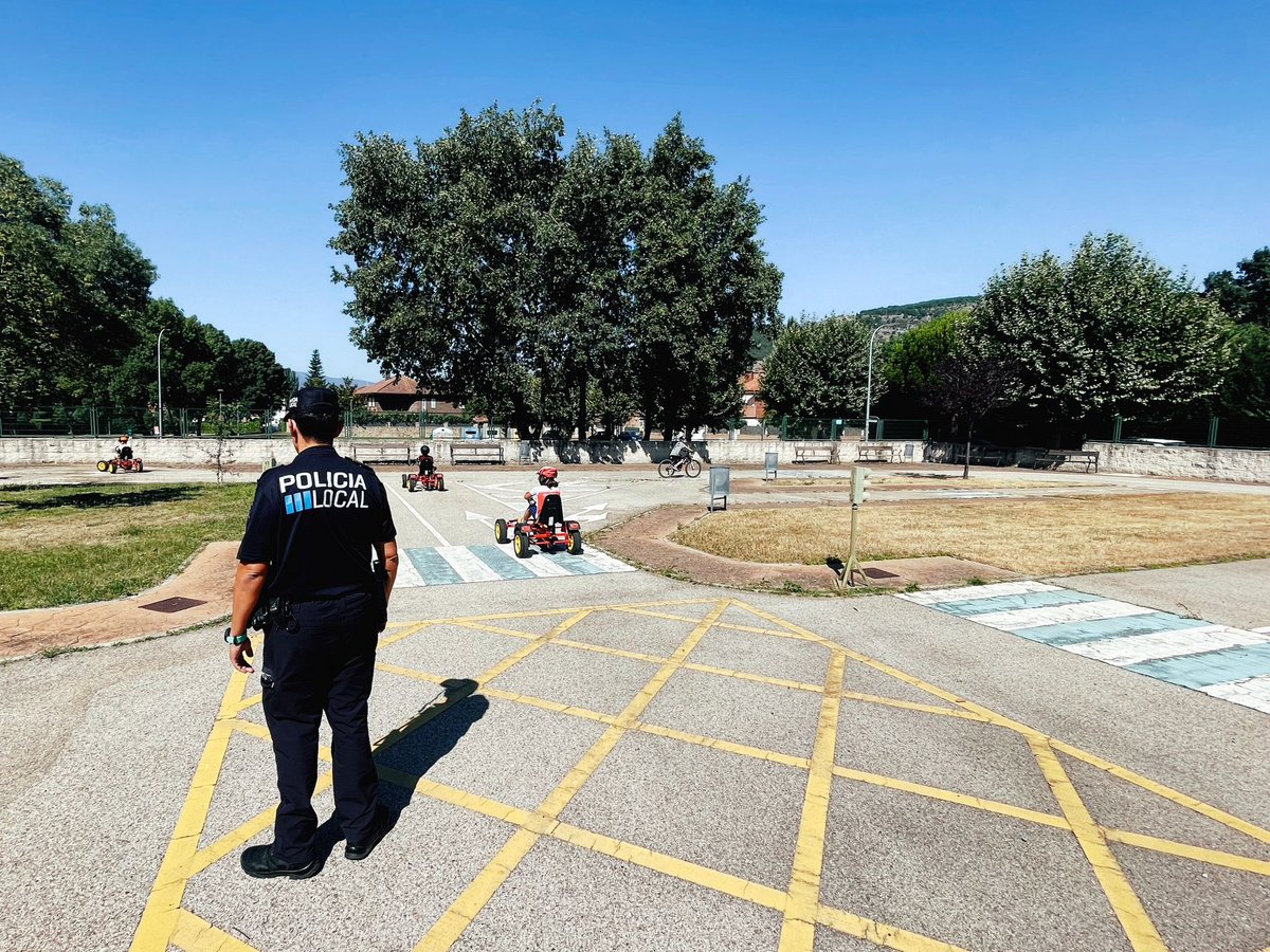 PolMoralzarzal's tweet photo. 👮🏻‍♂️ Velando y colaborando con la programación del campamento #BikerCamp 🚴🏻‍♂️ del área de #Juventud 
en el Centro de Seguridad Vial de #Moralzarzal 

Pequeños conductores prudentes divirtiéndose cumpliendo las normas,  aprendamos los mayores 🚫

#PoliciaLocal #SeguridadCiudadana https://t.co/XxqIBiAPbB