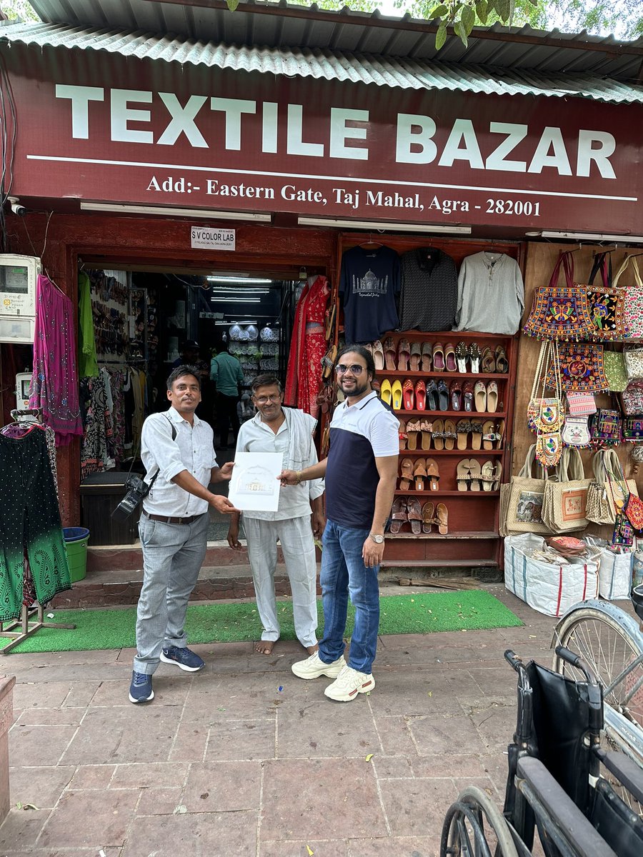 जयपाल जी मिल गए आगरा में पूरी वीडियोस देखते हैं दूर से पहचान गए कैमरामैन हैं बहुत खूबसूरत गिफ्ट दिया इनकी शॉप है ताजमहल के पास आप भी आइए तो इनसे ज़रूर मिलिएगा, धन्यवाद आपका #ltpcalculator #Agra #Tajmahal