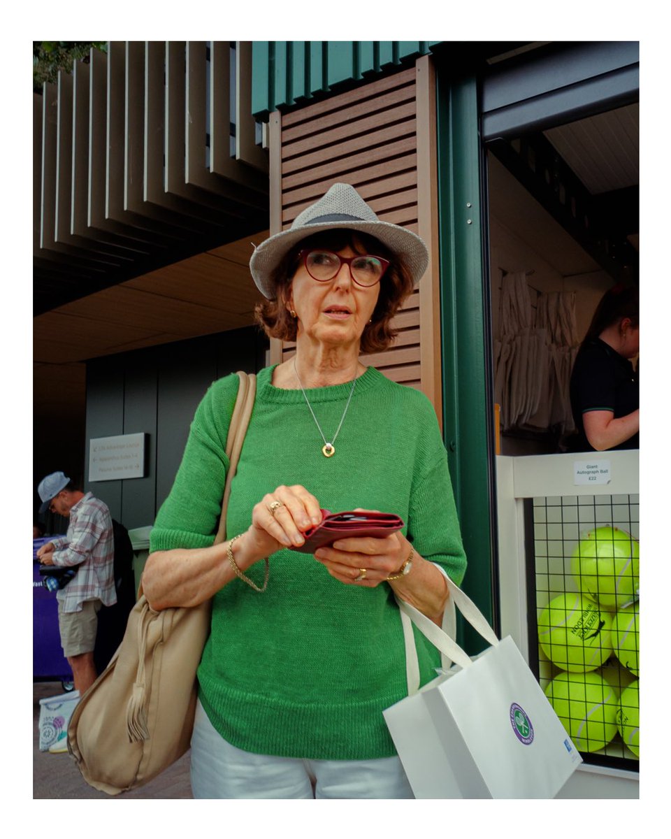 OPPOMobileUK's tweet photo. A few #OOTD shots from @wimbledon 🎾 

📸:@heroesforsale 

#ShotOnOPPO #OPPOFindN2Flip #OPPOWimbledon https://t.co/FhDdGH2zib