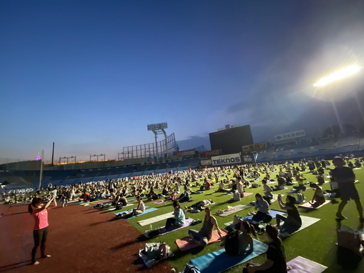 風が心地よい。
初めて神宮球場の中に入りました。
皆で運動するのも楽しいですね。
#ナイトヨガ
active-icon.com