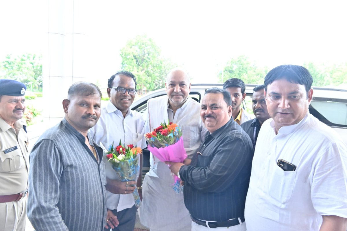 RChoubeyCG's tweet photo. आज कलेक्टोरेट बेमेतरा में प्रदेश के उपमुख्यमंत्री और जिले के प्रभारी मंत्री श्री टीएस सिंहदेव जी के साथ विभागीय समीक्षा बैठक में शामिल होकर अधिकारियों को शासन की योजनाओं का लाभ अधिक से अधिक लोगों को मिले इस पर ध्यान देने की बात कही और किसानों को समय पर खाद मिले, https://t.co/clrlS1uSWu