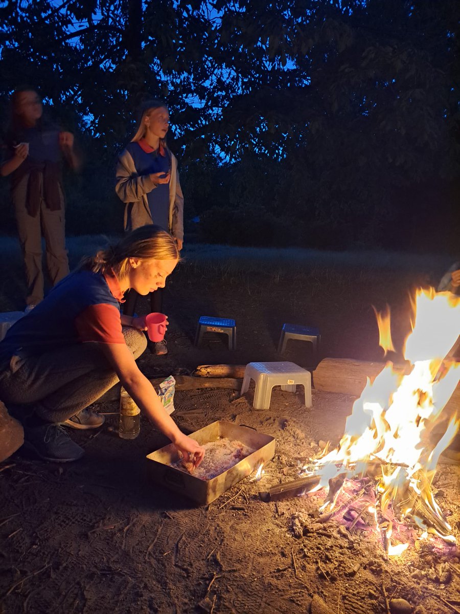 Milford_Guides's tweet photo. Great first unit camp with our 9 oldest Guides. Tomahawks, crate stacking, camp fire cooking, crafts, singing and laughter. Camp stage 4 skills builder completed and our first two theme awards earned!
#GirlsCanDoAnything
#camping 
@Guiding_LaSER 
@Girlguiding https://t.co/eKRPsXu6Rb