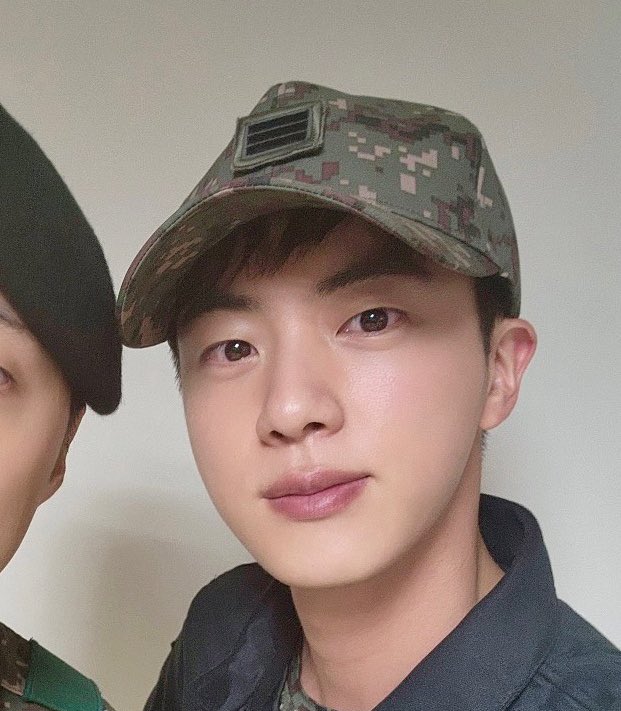 JinBase_'s tweet photo. Garis di topinya ada 3 menandakan pangkatnya memang sudah mencapai Kopral (2 bulan lebih awal dari yang seharusnya karena sudah menyelesaikan test special class warrior).

Corporal Kim Seokjin🫡
#JIN #방탄소년단진 https://t.co/K0xe0XuUUe