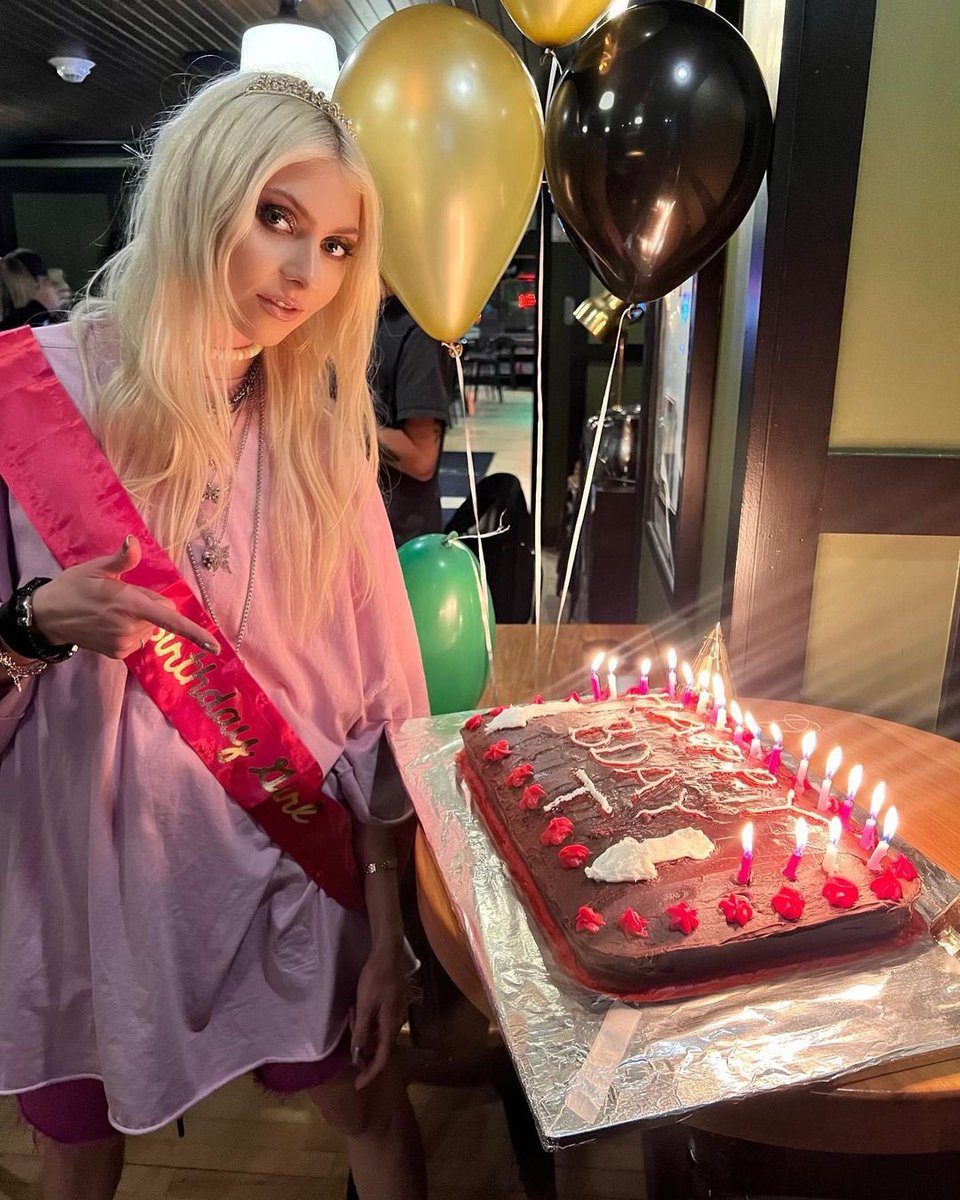 TRINTOU: Hoje, Taylor Momsen, nossa eterna Jenny Humphrey de "Gossip Girl", Cindy Lou Who do "Grinch" e, claro, vocalista icônica da The Pretty Reckless, completa 30 anos. Seja na música, atuação ou no entretenimento, Taylor marcou uma geração. Parabéns Tay, happy birthday! ♥️