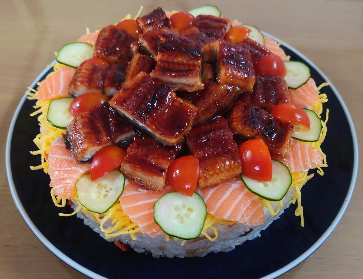 MKyuuma's tweet photo. 今日は次女の誕生日🎂
うなぎ寿司ケーキを作りました👨‍🍳

グランパさんのケーキ🎂
とても美味しかったです😋

【寿司ケーキ材料】
ご飯、すし太郎
錦糸卵、鮭、うなぎ蒲焼、きゅうり、ミニトマト

#料理好きな人と繋がりたい  #寿司 #寿司ケーキ #うなぎ #鰻 #うなぎ寿司 #うなぎ寿司 https://t.co/4EYRO3rqzT