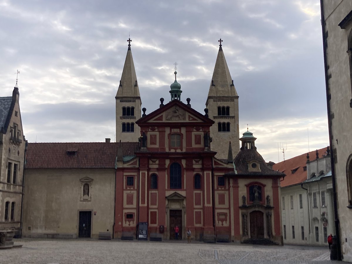 euro_tour's tweet image. プラハ(🇨🇿チェコ)。
本日の風景より。
③聖イジー聖堂
プラハ城に残る最も古い教会建築。