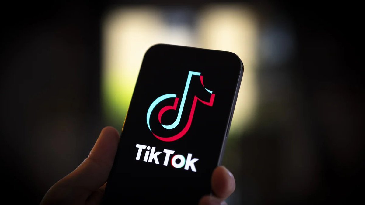 carlyraewiki's tweet photo. — @carlyraejepsen on writing music with TikTok in mind:

"I don’t bring it into the creative process because I’m still a true old-fashioned girl. I want to write a song to be a song." https://t.co/8LHNmgBOCO