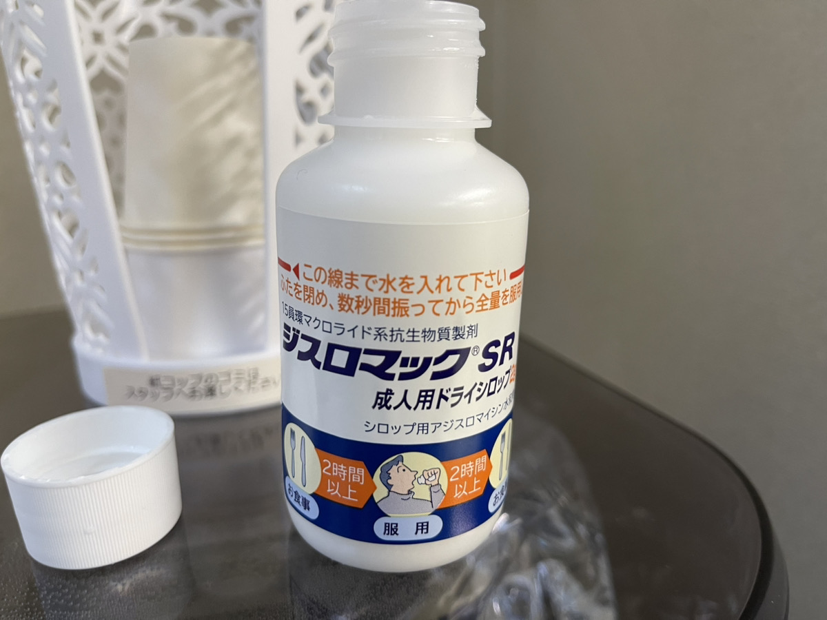 yaaaaachi12345's tweet photo. 21歳の時にママ活（49歳）をして最強の案件獲得した話

山口祐樹です。

実はママ活をしたことがあります。

「ママ活って何をするの？」

とよく聞かれましたが、答えは1つ。

「sex！」

以上です。

まあ男娼みたいなことですね。

今日はママ活によって最強案件を獲得した結果、人間として大切な何かを失った話です。

＝＝＝＝＝＝＝＝
21歳IT経営者のママ活
＝＝＝＝＝＝＝＝＝

7年前、私はアフィリエイトで得た金でベンツ、ハイブラ、タワマンなどを手にして豪遊しました。

すると人と会うたび毎回「何をしている人ですか？」と聞かれます。

当時はアフィリエイターとはいえず「ぁぃあぃあぃあいあいIT系です」とキモめの回答をして、そんな自分も嫌でした。

「人に誇れる仕事がしたい」

もっと言うと、

「なんか実店舗コンサルしてますって言いたい」

そんな欲求が出てきました。

しかし、21歳の若造がいきなり「あなたの店舗、コンサルさせてください」と言っても、相手にされるわけがない。

億越えアフィリエイターである私は天才的なアイデアを思いつきます。

当時の私のステータスを客観的に見たら「21歳」「超童顔」「ベンツ持ち」「仕事熱心」。

このステータスを最も必要としてくれる人は誰か。

私は必死に考えました。

・もっと先をいくインターネットビジネス経営者か？

・若い人にチャンスを与えたい投資家か？

・実業でインターネットマーケティングできない人か？

いや、すべて違う。

「昔は仕事を頑張っていた、暇で金持ちなおばさん」

これが結論でした。

すぐに私は日本に存在する全てのマッチングアプリに登録。

設定を「45歳以上」「経営者」に絞りました。

場所は「都内」「名古屋」「大阪」。理由はベンツでわざわざ遠くまで行ったら可愛がってくれると思ったから。

そこから毎日、おばさんを物色する日々を送りました。

3日くらいすると、一人、光り輝くおばさんと出会います。

＝＝＝＝＝＝＝＝＝
初めてのママ活~実践編~
＝＝＝＝＝＝＝＝＝

アプリ上の名前はK。

・年齢は49歳。
・現在は実店舗経営と投資家
・バツなし子なし

「ふこ、この人だ...！」

一瞬でピンときました。

自分が年上好きという設定で「とにかくタイプだから今すぐに会いたい」とDMを送信。

返信はすぐきました。

「明日◯月◯日、恵比寿にこれる？」
「はい！」

当日、どんな服を着ていいのか意味不明すぎるので、黒セットアップを選択。

髪型も良くわからないので、ジェルでバシッと73で分けました。

謎に緊張してきました。緊張している自分の意味不明さに笑えてきます。

招待されたお店は、

「ロウリーズ・ザ・プライムリブ」

という1938年にアメリカのビバリーヒルズで創業したプライムリブ専門店であり、世界に10店舗ある高級店。

お店へ入ると、明らかに「その人だ」とわかるおばさんが座っていました。

「初めまして〜」と手を振る笑顔のおばさん。

私も「初めまして、会えてホント嬉しいです！」と笑顔で回答。

続いて注文。

「これとかどう？（肉690g）」

「流石に食べれないです。笑」

「でも若いんだからいっぱい食べな」

毎回思うのですが、なぜ古い経営者は、大量の飯を食わせたがるんですかね？

私は胃腸が強くない。だからこんな油をいっぱい食べたら翌日必ず腹がぶっ壊れる。

どうしようか、、と悩みましたが。

「わかりました！！」

結局、機嫌を損ねるわけにはいかず注文確定。

「お酒は？」

「ごめんなさい、体質で飲めなくて...」

「いいよ無理しないで、私はワイン飲んじゃうね」

そういって聞いたことない名前の高級ワインを注文しました。

注文後、会話は進んで行きました。

「なんで私と会ってくれたの？」

「若い人には絶対でないセクシーさがあったから」

こちらの想定通りの質問なので、あらかじめ用意したフレーズでスマートに進めつつ、仕事も聞いてみます。

「今ってどんなお店の経営をしてるの？」

「銀座で◯◯というお店やっているよ」

「すごい！」

「昔はグラビアに出てたりしてたのよ」

「すごい！」

「◯◯っていう有名人が銀座時代の太客だったの」

「すごい！」

”すごいbot”になっていましたが、おばさんは何も気づかず、気持ちよさそうに話を進めてました。

全ての商売は、相手の欲求を先に満たすことが基礎なので、botに徹します。

bot業務をこなしつつ、脳内では相手の把握をしていくと・・・

＝＝＝＝＝＝＝＝＝
Kさん（おばさん）の生態把握
＝＝＝＝＝＝＝＝＝

察するに、彼女は昔、その美貌で特別扱いされまくったことでしょう。

昔は「体目的」でいろいろアプローチされていた。

ただ今は「金目的」でしか近づいてこない。

そして未婚。

パッと見、笑顔で振る舞ってますが、「ずっと寂しいんだろうなぁ」と理解しました。

であれば、「相手の見た目や金ではなく、存在そのものを肯定できれば勝ち筋がある」という仮説を立てました。

21歳だったので、不器用なりにストレートに伝えます。

「俺はいいなと思っているよ、もっと教えてよ」
「えー、いっぱい聞いて♡」

少しずつ男女の雰囲気になって、向こうのガードが取れてきた瞬間でした。

その後、恋愛で騙された話、女を商売にする難しさ、親友に騙された話だけではなく、

元・銀座のクラブ（30年前）
元・レースクイーン（25年前）
元・銀座でバー開店（20年前）

という人生を聞きました。

「・・・まあそんな感じかな」

「教えてくれてありがとう。俺はKが経営者じゃなくても、今みたいに綺麗じゃなくても、すげーその中身が好きだな、東京まで来て本当によかったと今思った」

「そんなこと言ってくれてありがとう..本当に嬉しい」

これまでの上っ面な笑顔ではなく、自然と心がオープンになっていくのを感じました。

ここですかさず、経営している店舗の状況を聞いていきます。

「ちなみにさ、なんでその店舗が始まったの？」

「実は銀座時代に◯◯（有名企業）の会長が太客で、そのお金を貯めてたんだよね」

「その資金でエンジェル投資してたら2-3個当たったの」

「すご、今日そのお店行きたい！（チラッ）」

「ぜひきて！今から店長にも連絡してお店あけてもらうね」

その後会計を済ませてもらい（7.8万円くらい奢ってもらった）、店を出ます。

すると、向こうから腕を組んできました。

客観的に見たら、完全に親子くらいの年齢差。

「行こっ」「うん」

こうして東京某所の駅近の最強立地にある店舗へ行きました。

＝＝＝＝＝＝＝＝＝
いざ、Kさんの店舗へ...！
＝＝＝＝＝＝＝＝＝

するとわざわざ店長が、玄関前で準備して待っててくれました。

30代の童顔イケメンでスーツ姿。みるからに仕事できそうなタイプ。

そしてこちらは、店舗の出資者のKさんが紹介した、山口祐樹。

もう店長は基本的に私と仲良くするしか選択肢がありません。

この状況を作り出した時点で、正直もう流れは完成していました。

簡単に挨拶を済ませると、すぐにお店での人気ドリンクが目の前に。

「Kさんから、お酒が飲めないと伺いました。私も得意ではありませんので気持ちがわかります。ぜひ飲んでいただきたいのがこちらです」

と完璧なパフォーマンス。　

あとは私を「祐樹君は超ITが得意の若手で、これから絶対すごくなるから仲良くしな」とさらに店長へティーアップしてくれました。

私も自然と店長から状況を聞きだせました。

「これってリスト取ってますか？」

「うちはとってないなぁ」

「ページの◯◯をこう変化させるだけで、売上2.7倍になった事例があるので、マジでオススメです」

「ありがとう！やってみる！！」

やはりKさんの紹介で入っているので、思ったより楽にポジションが取れました。

仲良くなりイケてる店長ともラインを交換。

Kさんは満足そうに酔っ払っていました。

＝＝＝＝＝＝＝＝＝
時刻は25時を超え、お店も閉める流れに。。
＝＝＝＝＝＝＝＝＝

お店を後にして、腕を組んで歩いて解散しようとすると、Kさんがぐいっと顔を近づけてきました。

「この後どうするの？」

「俺は何も決まってないかな」

「じゃあ朝までいてよ、わかる？」

…なるほど。

若造でも流石に察しがつきます。

ここで断ったら、せっかく良い関係がスタートした店長とも、おばさんの機嫌1つでサヨナラしないといけない可能性が高くなる。

もちろんKさんに恩もありますので、返したいところなのですが、向こうの要求は若い体です。

そして、おばさんに恥をかかせてはいけません。

首を縦に振るしかありませんでした。

とにかく女扱いされたくてしゃーない人なので、こちらから誘ったテイまで作りに行きました。

「じゃあ俺の泊まってるところで飲み直そう」

もちろん私は酒が飲まないので、クソ茶番なのですが、何かしら理由をつけてあげないとなーって感じ。

そして、いつもの渋谷セルリアンホテルまでタクシーへ向かいます。

前作のLGBTの時といい、あのホテルには複雑な思い出しかありません。

手を繋いで、タクシー乗り場に行き、そのまま向かいました。

そこから先は...

流石に聞く人によってはかなりキツイので、また会った人限定で話します。

ただ一応、店舗コンサルの依頼は無事いただきました。

その後、NHKに取材されたり、テレビにも多数出演してプロモーションは大成功。

その「店舗コンサルをしている」という実績で情報発信をして、次の店舗経営者にインターネットビジネスを教える流れまで作りました。

その後、パン屋、ジム経営、整体師などの、実店舗を持っている層も顧客になって大成功。

ビジネス的には最高に美味しい結果を出せました。

ただ、もう2度とやりたくないです。

世の中の体を売る仕事をしてる人を本当に心から尊敬します。

「sexはいいけどキスは嫌だ」と高級風俗嬢が言っていた気持ちも理解できました。

あとは心が死にます。※詳細はまた要求があれば話します。

＝＝＝＝＝＝＝＝＝
今日の結論
＝＝＝＝＝＝＝＝＝

今回は極端な例ですが、結局、自分の労力を使ってリアルな情報をとりにいくのが最強だということです。

私の書いたレポートや、このような大人気アングラシリーズも、結局は自分の手足で掴みにいったもの。

だから他の人には絶対真似できないものになっているかなと。

また、Twitter上では一見羽ぶりが良さそうな人も、実は貯金ほぼないとかたくさんあります。

私は広告コミュニティを運営してみて、その現実を見た時、「みんな見栄張りすぎだろ」と驚きました。

そんなインターネットビジネス業界の発信者の裏側のリアルは、先に知っておくのが絶対賢いです。

私が知っているもっとアングラでリアルな情報はこちら。

情報発信者はみんな詰んでいるレポート
https://t.co/COp6UV2DIy
※最近さらに追記中。

またこのリツイートが良いと思ったら「いいね」とリプ欄に「一言感想」をお願いします。

いただいたコメントは全て返信します。

ありがとうございました。

山口
