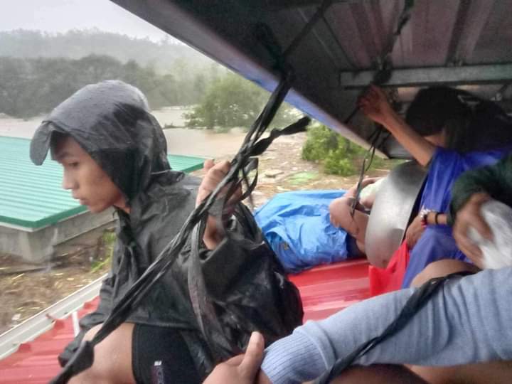 krystalalilay's tweet image. Utang na loob. Hanggang ngayon ang pamilyang ito ay di pa po narerescue! Pls spread po. ABRA NEEDS HELP!!!
#EgayPH
#BagyoEgay