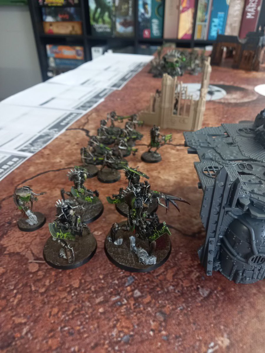 enclavedejuego's tweet photo. Probando la nueva edición de #40k en #enclavedejuego. Las gambas intergalácticas aplastan a los necrones pero les dejan con ganas de una sabrosa revancha. Seguiremos informando.
#warhammer40k #warhammer #wargames #necrones #tiranidos https://t.co/n1HeSBcoWP