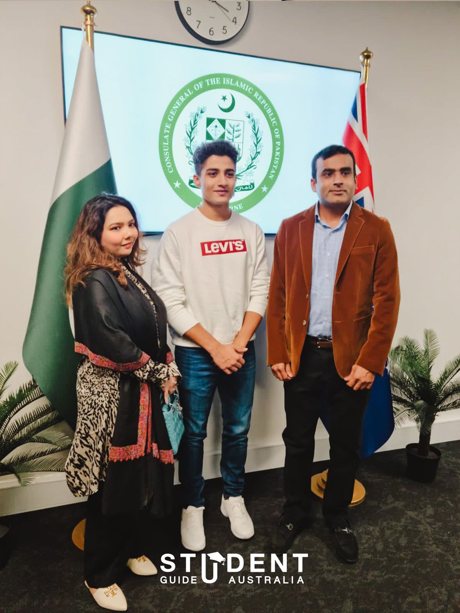 studentguideau's tweet photo. Congrats #HamzaKhan on winning the 𝐖𝐨𝐫𝐥𝐝 𝐉𝐮𝐧𝐢𝐨𝐫 𝐒𝐪𝐮𝐚𝐬𝐡 𝐂𝐡𝐚𝐦𝐩𝐢𝐨𝐧𝐬𝐡𝐢𝐩 for Pakistan! 🏆🇵🇰 A historic moment as it's the first win since Jaansher Khan's victory 37 years ago. 
Special thanks to the Consulate General for the invitation! #WSFjuniors #SGA https://t.co/t9sCe40Kjk