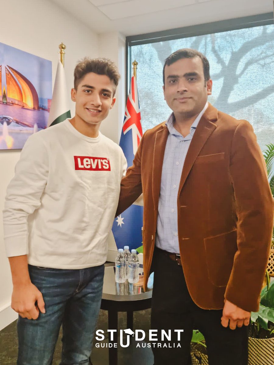 studentguideau's tweet photo. Congrats #HamzaKhan on winning the 𝐖𝐨𝐫𝐥𝐝 𝐉𝐮𝐧𝐢𝐨𝐫 𝐒𝐪𝐮𝐚𝐬𝐡 𝐂𝐡𝐚𝐦𝐩𝐢𝐨𝐧𝐬𝐡𝐢𝐩 for Pakistan! 🏆🇵🇰 A historic moment as it's the first win since Jaansher Khan's victory 37 years ago. 
Special thanks to the Consulate General for the invitation! #WSFjuniors #SGA https://t.co/t9sCe40Kjk