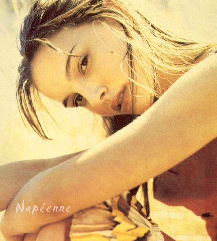 Elle n'a pas de pluriel
chez elle tout est singulier
elle n'aime pas au pluriel
pour elle c'est le régulier
elle n'aime pas au plus que parfait
chez elle c'est l'imparfait
elle aime
au présent
au temps
qu'elle ressent
pour un moment
pour longtemps
suivant ...

Autre monde