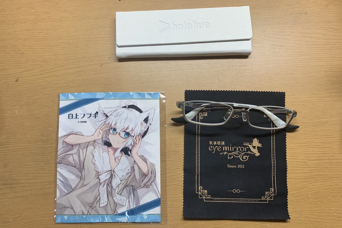 メガネきたーーーー！！！
とても良き…メガネ似合う人間じゃないかもしれんが...知らんな！
ブルーライトカットとかつけてるから主にゲーム中着用します！

#ホロライブ 
#執事眼鏡 
#白上フブキ