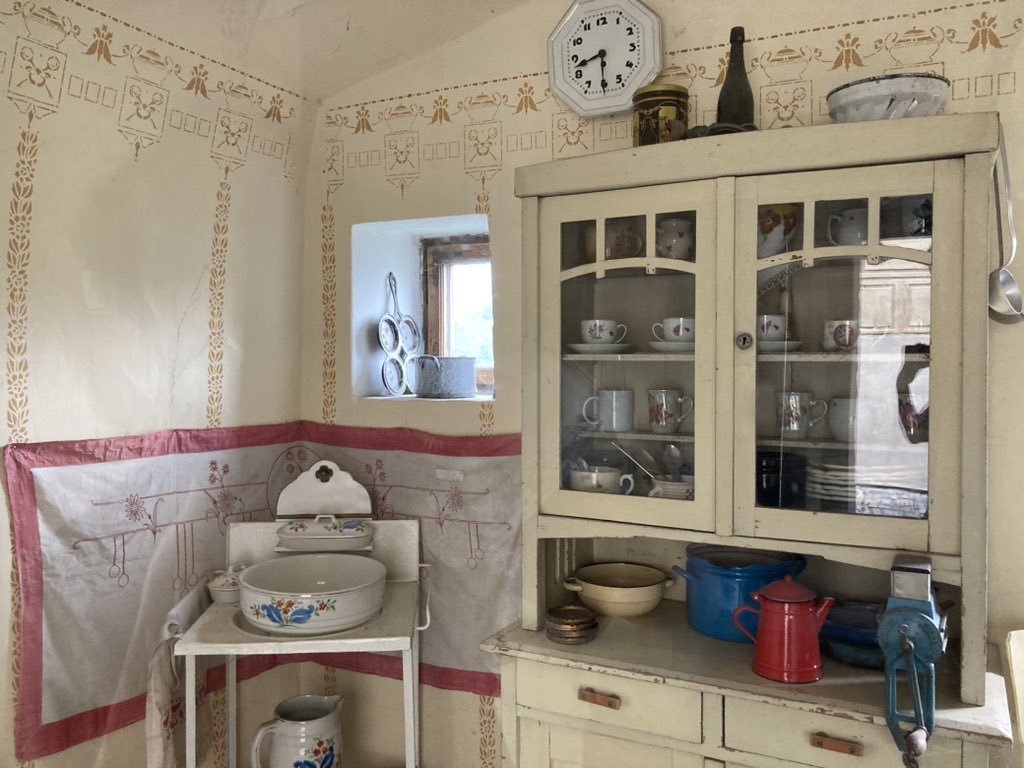 euro_tour's tweet image. プラハ(🇨🇿チェコ)。
本日の風景より。
④黄金の小道
プラハ城の東の門から北側に位置。