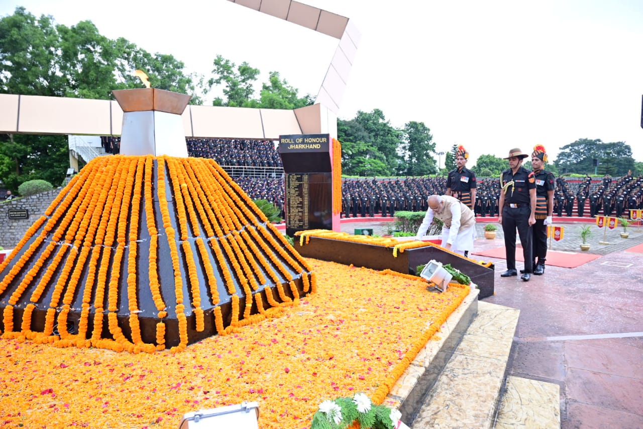 राज्यपाल CP राधाकृष्णन ने झारखंड युद्ध स्मारक पर अर्पित किए पुष्पचक्र-Governor CP Radhakrishnan laid wreath at Jharkhand War Memorial