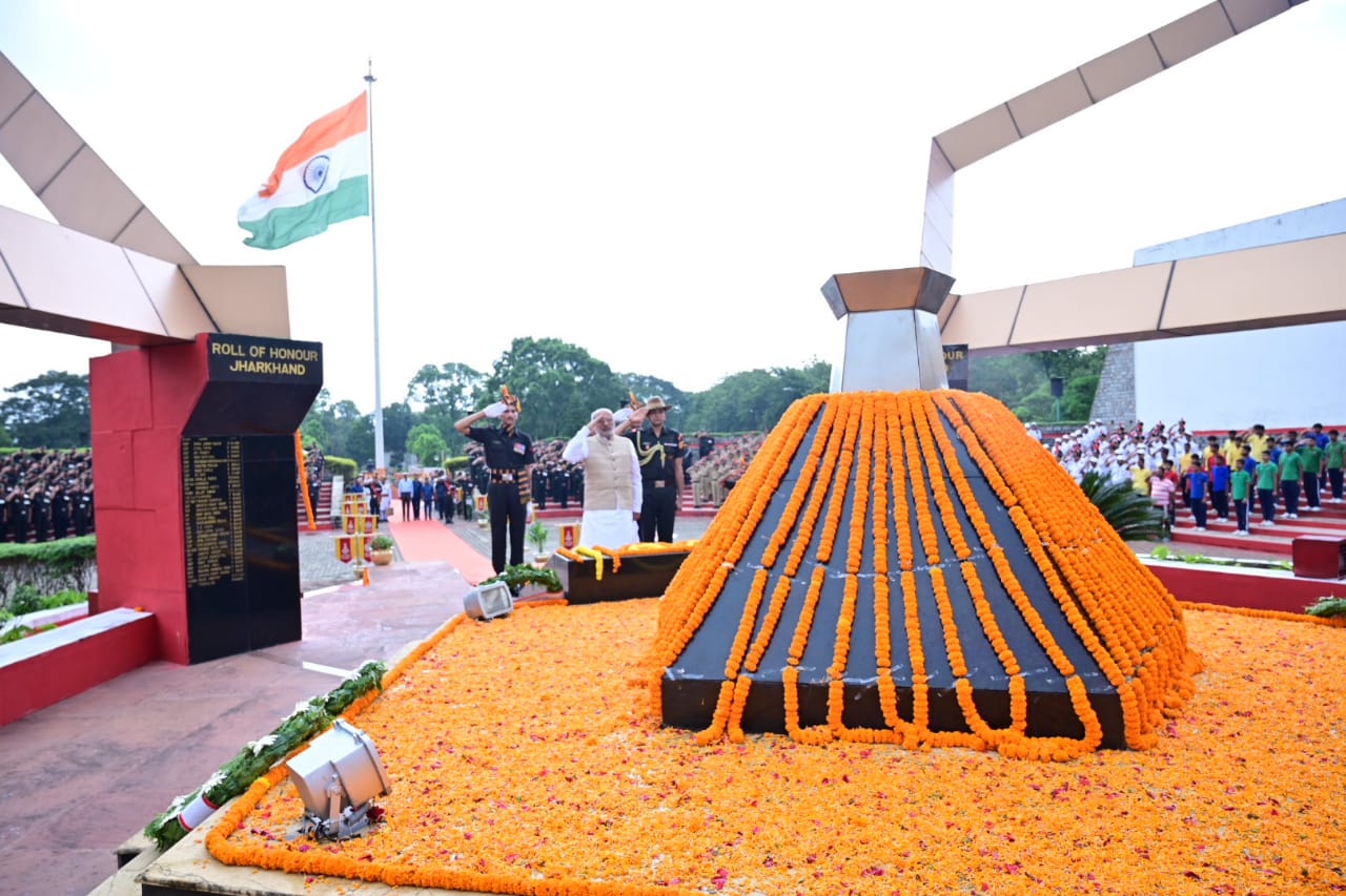 राज्यपाल CP राधाकृष्णन ने झारखंड युद्ध स्मारक पर अर्पित किए पुष्पचक्र-Governor CP Radhakrishnan laid wreath at Jharkhand War Memorial