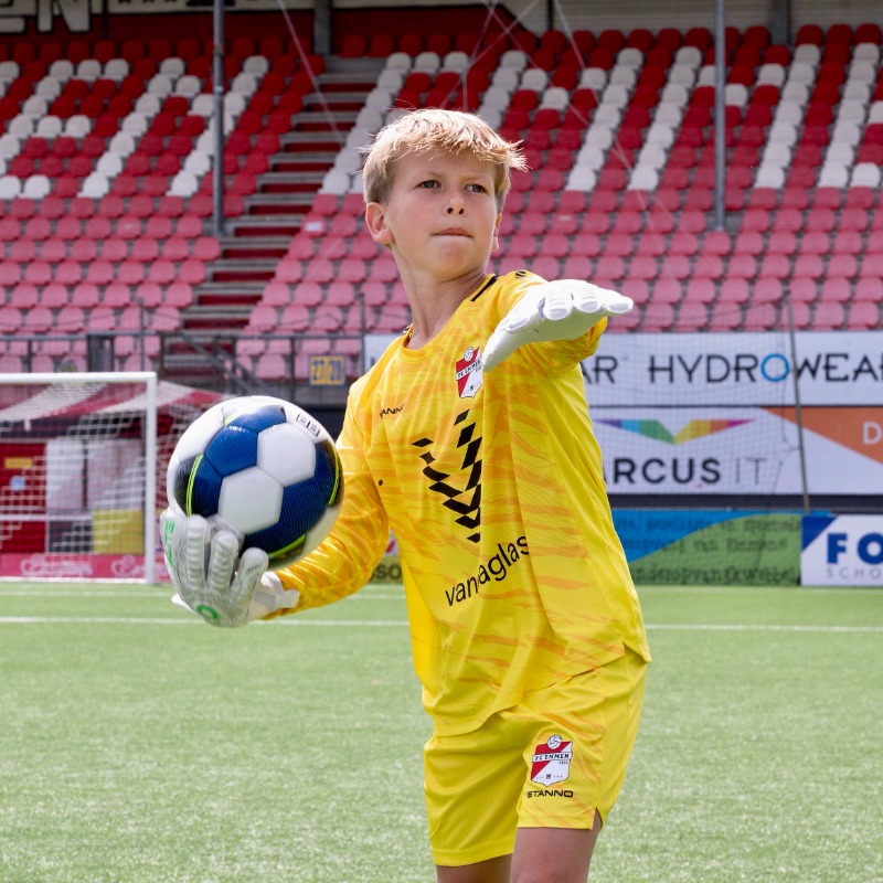 FC_Emmen's tweet photo. Samen op weg naar succes! 📈

#HIERKOMIKWEG