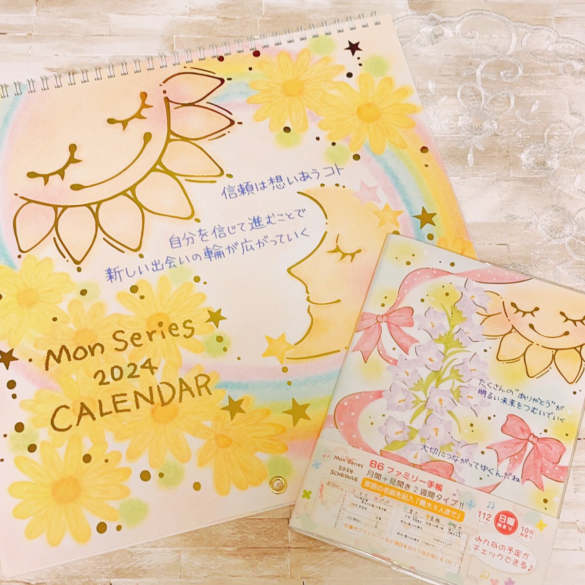 mon_monparc2's tweet photo. 2024年度カレンダー、スケジュール帳のサンプルが届きましたー🥰来年はラッキーモチーフを入れております。どんなモチーフかお手に取ってご覧頂けると嬉しいです！
クローズピン様の楽天shopで予約受付中です！

https://t.co/dOymMxVTpk

7月31日までの予約で楽天ポイント10倍つくそうですよ🥰 https://t.co/0AiEO9lytq
