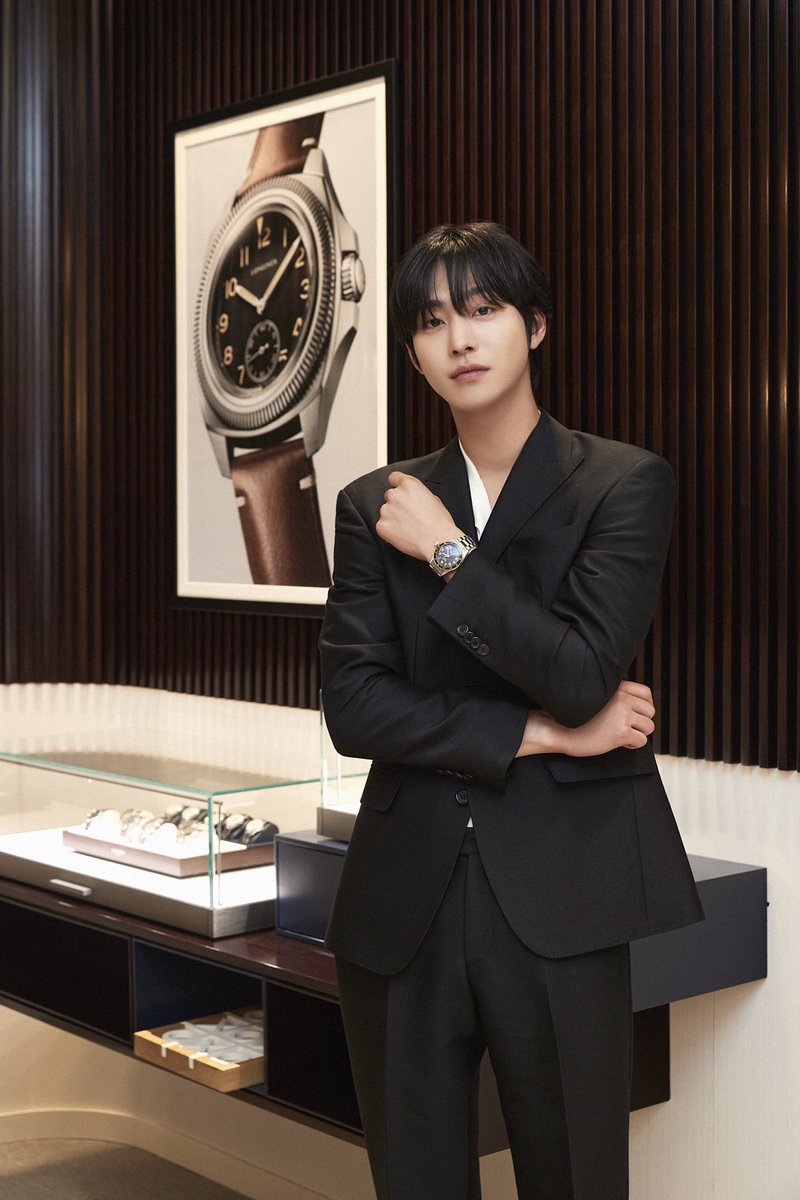 ThePresent_X's tweet photo. 효섭 배우는 린스도 안쓴다면서요? 
프린스라서 🖤👑

Ahnhyoseop x @longines 
론진의 새로운 매장을 방문한 효섭 배우의 모습!
🖤❤️ 

#안효섭 #Ahnhyoseop https://t.co/NlIR2KExpJ