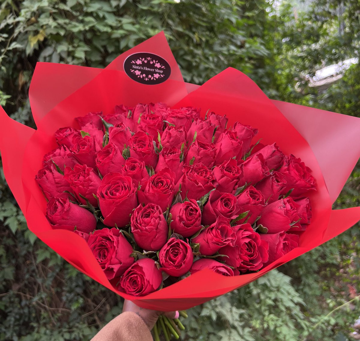 SintaSintamei's tweet photo. Or 60 stems of hot Red Roses for Ksh 2500 https://t.co/UaVsYiYvQD