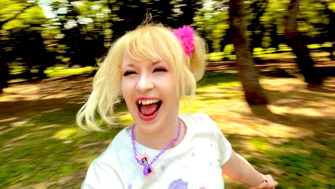 toryychan's tweet photo. 大自然のいるフィンランド人がメリーゴーランド🎠🏕️✨ https://t.co/A7X0s8YjKX