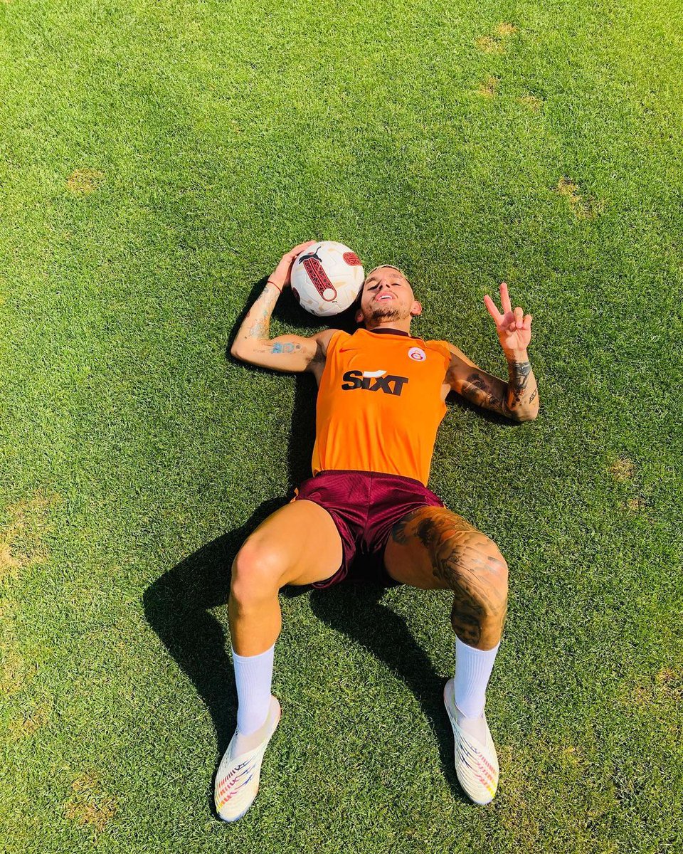 Lucas Torreira: "Nihayet sahadayım. Seni çok özledim. ✌️⚽😅"