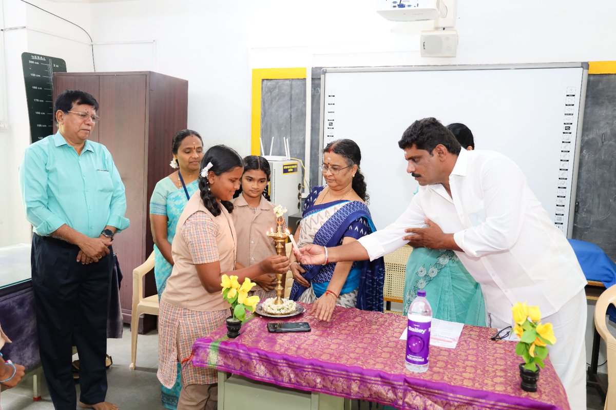 WalkarooFoundtn's tweet photo. Launching #munnetram360 project for year long interactive sessions and infrastructure improvement plan for benefit of students of PUMS Okkilipalayam. #csr #walkaroolife #walkaroo @binurajendran https://t.co/xKxII0QTvj