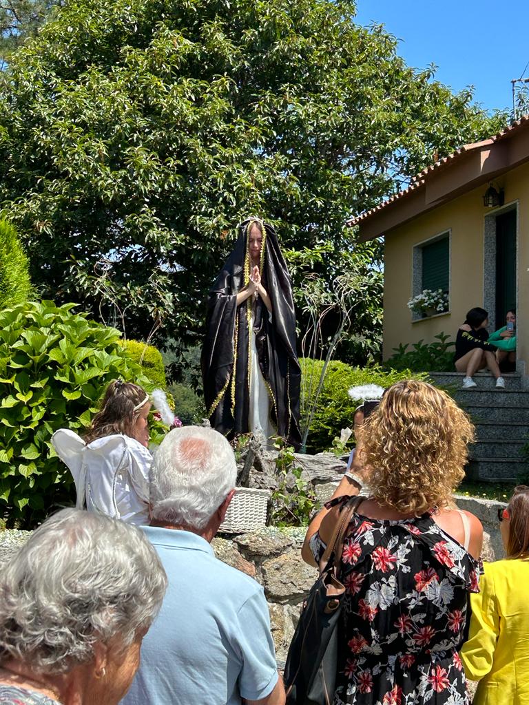 ponteareas_gal's tweet photo. ☀️💫 A alcaldesa, Nava Castro, acompañou onte aos veciños e veciñas na procesión da Festa do Cristo en Guillade
@castro_domingue #Ponteareas #Guillade #FestadoCristo #festas https://t.co/XKm0aQqT5F