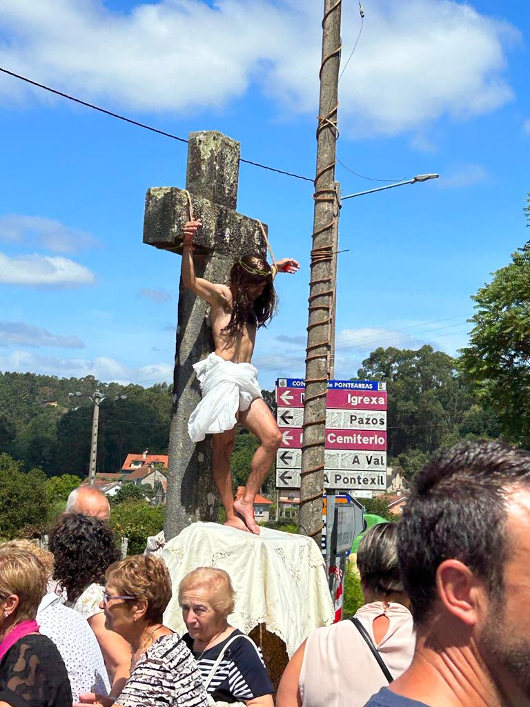 ponteareas_gal's tweet photo. ☀️💫 A alcaldesa, Nava Castro, acompañou onte aos veciños e veciñas na procesión da Festa do Cristo en Guillade
@castro_domingue #Ponteareas #Guillade #FestadoCristo #festas https://t.co/XKm0aQqT5F