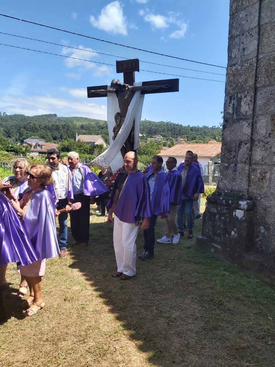 ponteareas_gal's tweet photo. ☀️💫 A alcaldesa, Nava Castro, acompañou onte aos veciños e veciñas na procesión da Festa do Cristo en Guillade
@castro_domingue #Ponteareas #Guillade #FestadoCristo #festas https://t.co/XKm0aQqT5F