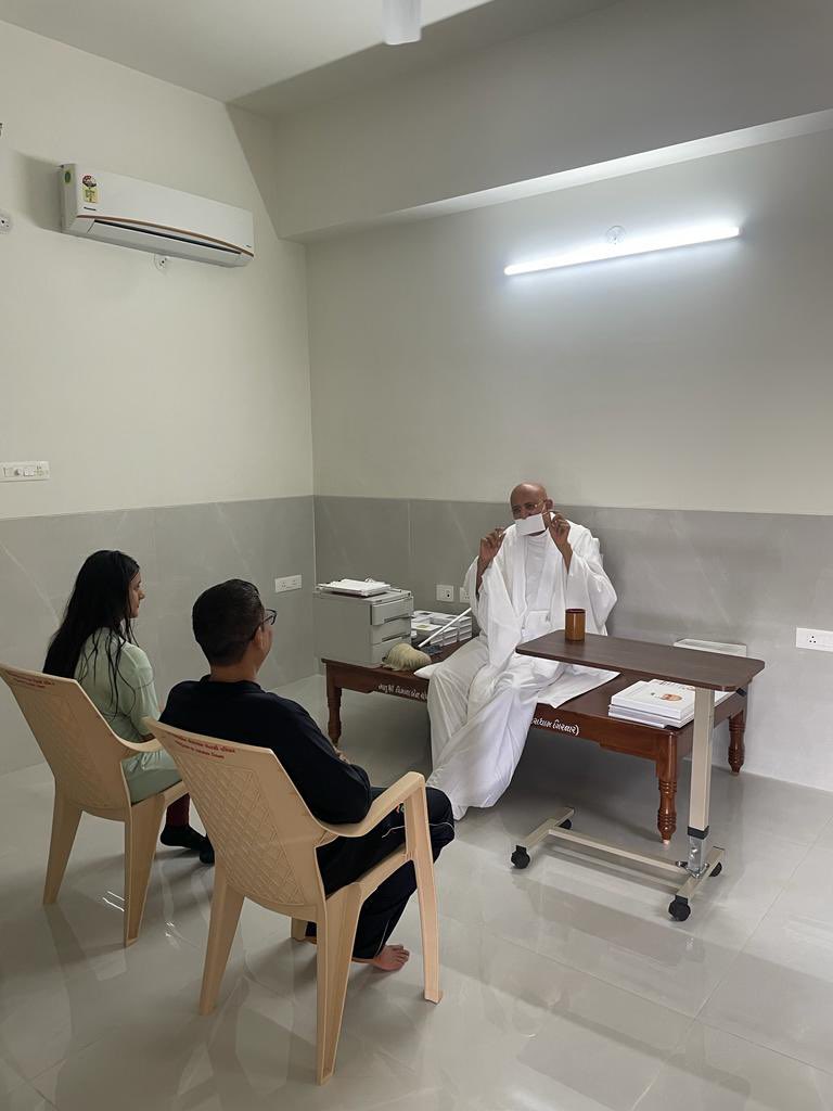 MayanksinhC's tweet photo. જૈનમુનિ શ્રી નમ્રમુનિ મહારાજના દર્શન કર્યા https://t.co/mE9gVpSr4Y
