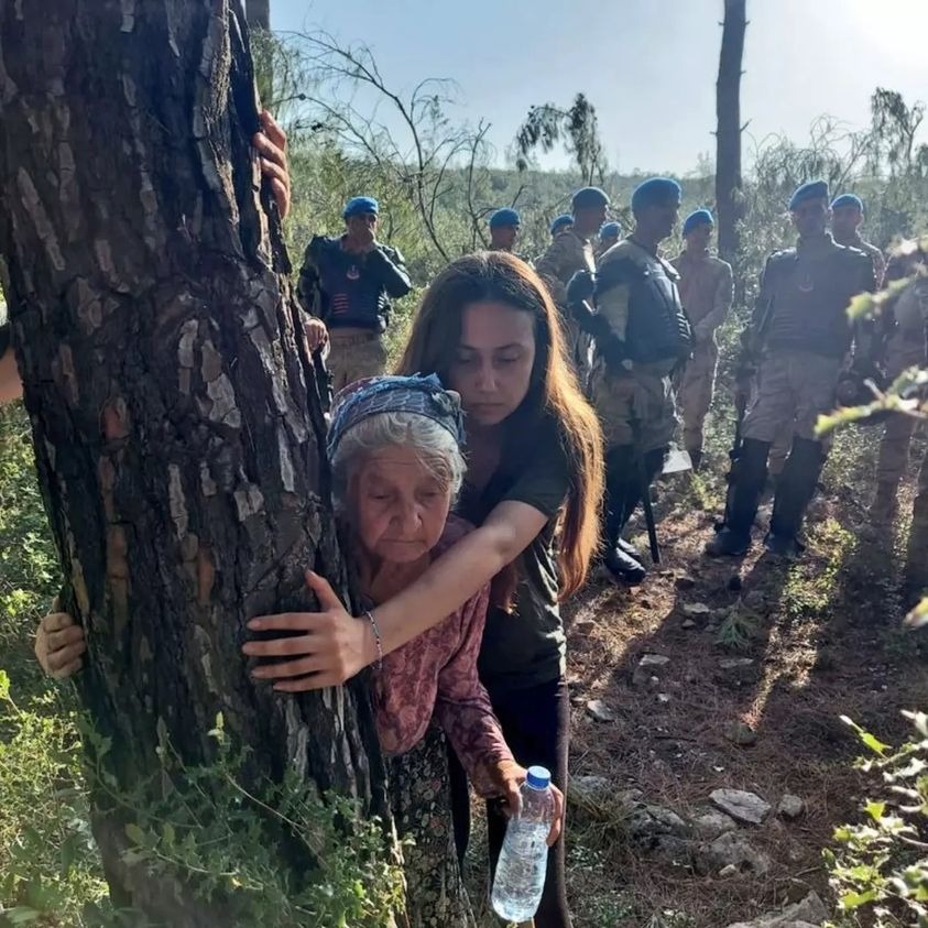 88 yaşındaki Zehra nenenin koruduğu ağaçları kestiler bugün! Bu zulmü kabul etmiyoruz.. #AkbelenOrmanınıVermeyeceğiz
#AkbeleneDokunma