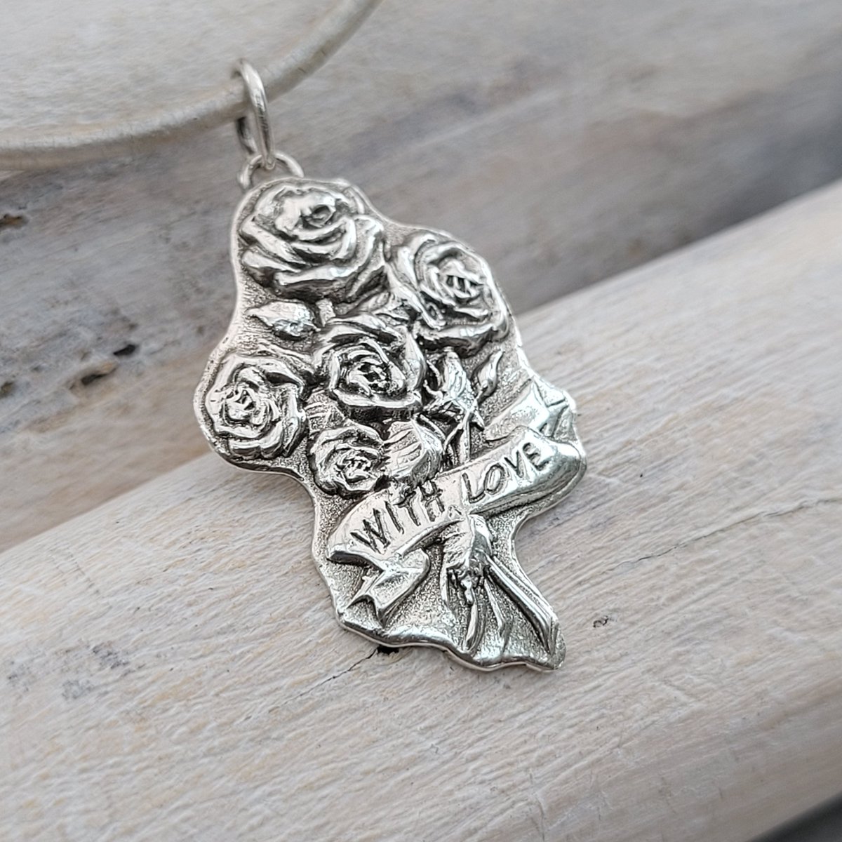 animoART's tweet image. Kettenanhänger "Rosenstrauß" recyceltes Silber, handgefertigt 
Ketteanhänger "Rosenstrauß"
"Blumen sind das Lächeln der Erde."
 
Handgefertigt aus recyceltem 925er Silber.

«« DETAILS »»
- detaillierter Ketten-Anhänger
- Motiv: "Rosenstrauß"
- Anhänger Länge ca. 28mm
...