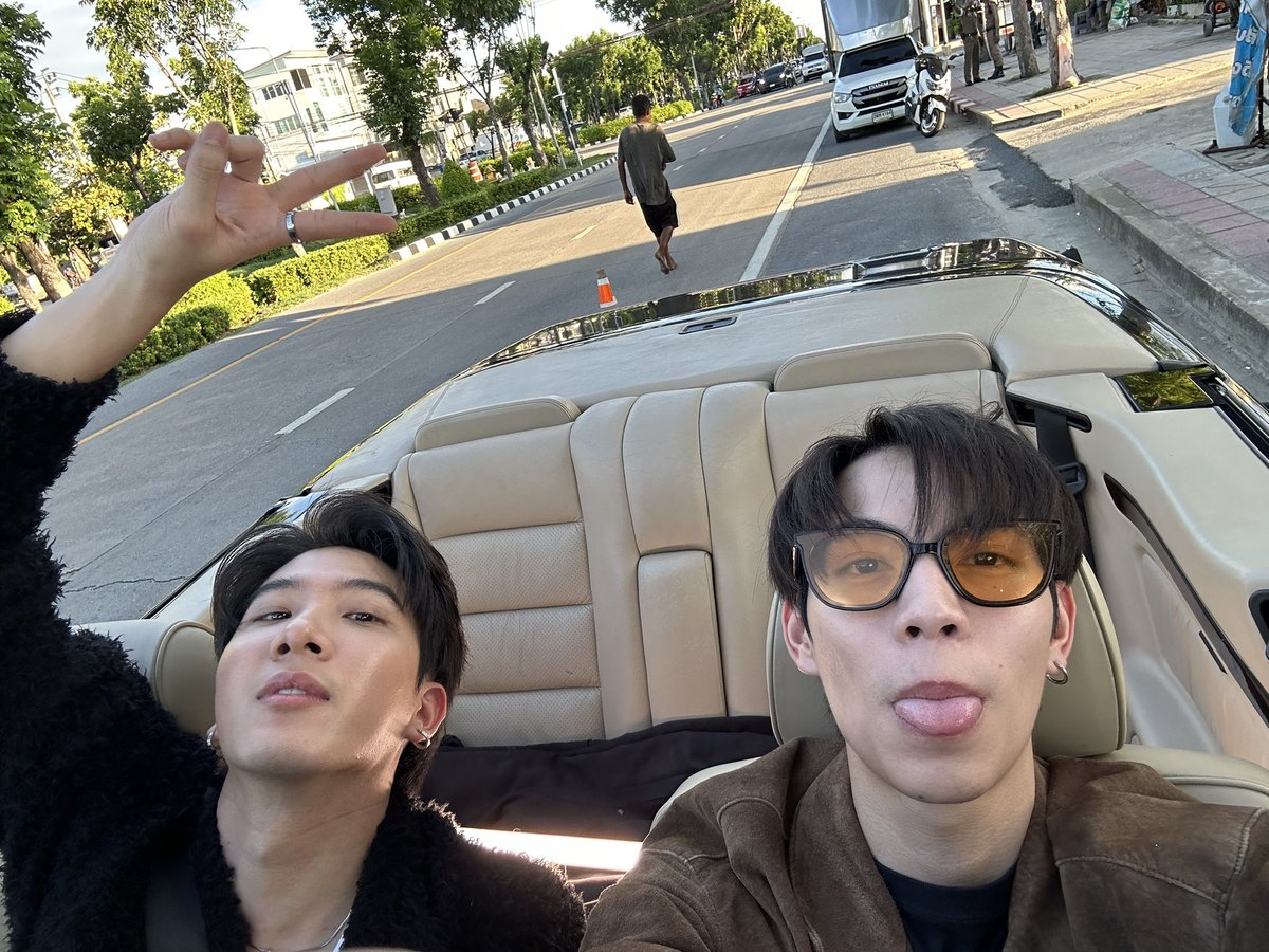 นายจะพาเราไปเที่ยวไหนอะ