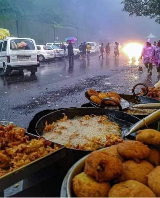 Itsinzijanjua's tweet photo. کبھی کبھی سوچتا ہوں — جنھیں بارش نہیں پسند ، چائے نہیں پسند ، گرم گرم پکوڑے نہیں پسند , میں نہیں پسند 😇، وہ دنیا میں لینے کیا آئے ہیں 🤔

#INZI🥀 https://t.co/TzC7pyggMw