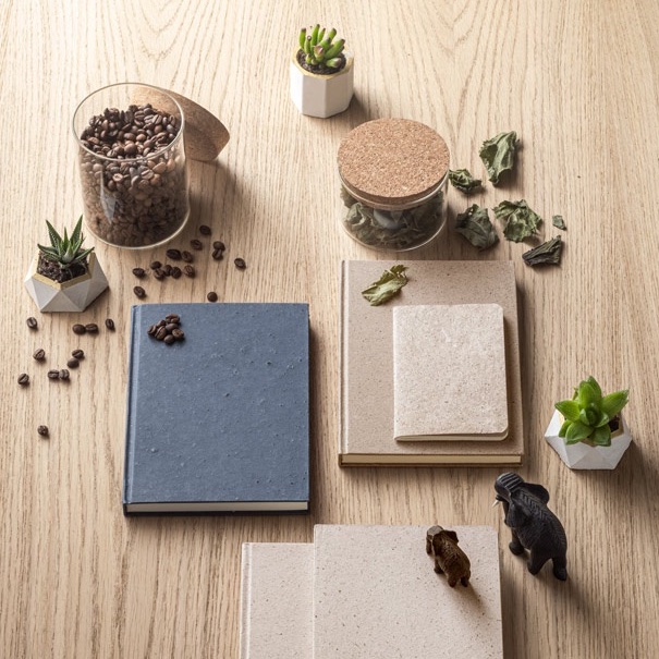 Unsere neuen “#TreeFree” Notizbücher kommen ohne Holz aus und sind aus #Kaffeebohnenhülsen, #Teebeuteln oder recyceltem Dung von Elefanten. Bei der Herstellung dieser #Notizbücher werden keine Chemikalien oder #Holz verwendet. eco-merch.de/produkt-katego…