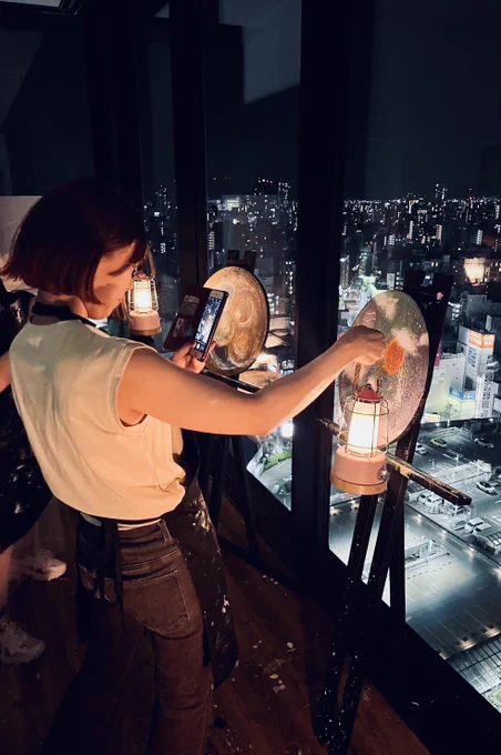 なんばスカイオのArt Barで友達とワイン×アート体験!右脳解放パッカーンしてきた一応「宇宙」ってテーマはあったけど、正解不正解に捕らわれず、思うがまま自由に色乗せて表現できて楽しかった〜!制作後は夜景見ながらの撮影タイムも。フロー体験&ストレス発散にぜひ 