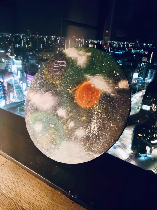なんばスカイオのArt Barで友達とワイン×アート体験!右脳解放パッカーンしてきた一応「宇宙」ってテーマはあったけど、正解不正解に捕らわれず、思うがまま自由に色乗せて表現できて楽しかった〜!制作後は夜景見ながらの撮影タイムも。フロー体験&ストレス発散にぜひ 