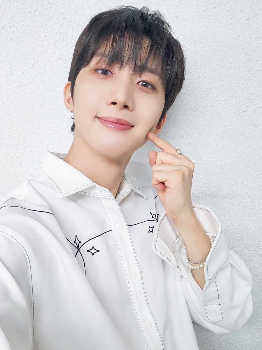 [📸] 230726 @ #쇼챔피언 #쇼챔에세이

후이의 첫 자작곡 'You Are'로 시작된 쇼챔 에세이 🎵
후이의 진심이 담긴 노래와 이야기가 유니버스에게 선물이 되었기를 바라요 🎁
(깜짝 등장한 우석의 인터뷰도 놓치지 마세요! 😉)

#펜타곤 #PENTAGON
#후이 #HUI