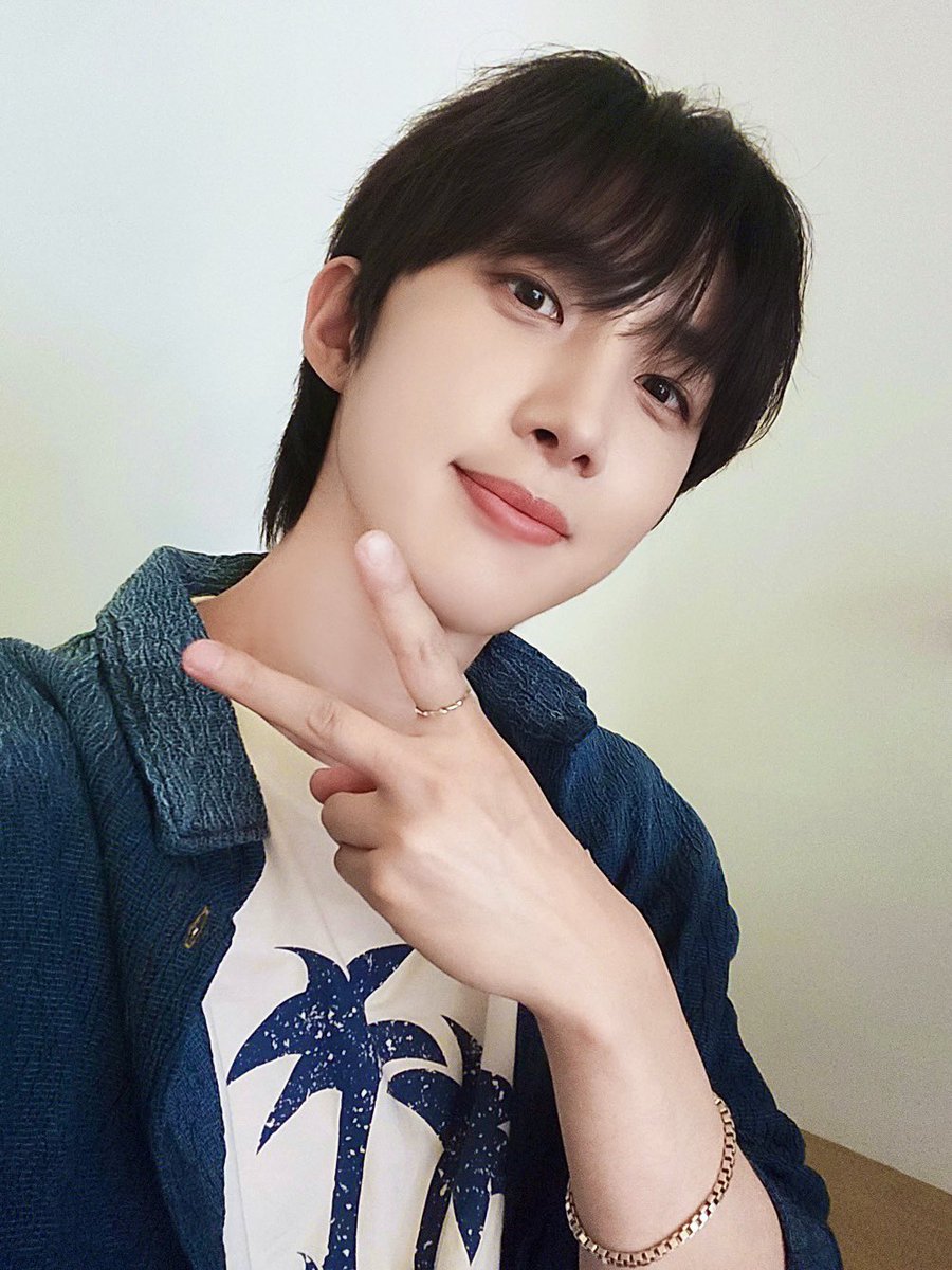 CUBE_PTG's tweet photo. [📸] 230726 @ #쇼챔피언 #쇼챔에세이

후이의 첫 자작곡 'You Are'로 시작된 쇼챔 에세이 🎵
후이의 진심이 담긴 노래와 이야기가 유니버스에게 선물이 되었기를 바라요 🎁
(깜짝 등장한 우석의 인터뷰도 놓치지 마세요! 😉)

#펜타곤 #PENTAGON
#후이 #HUI https://t.co/jvAMjR3ige