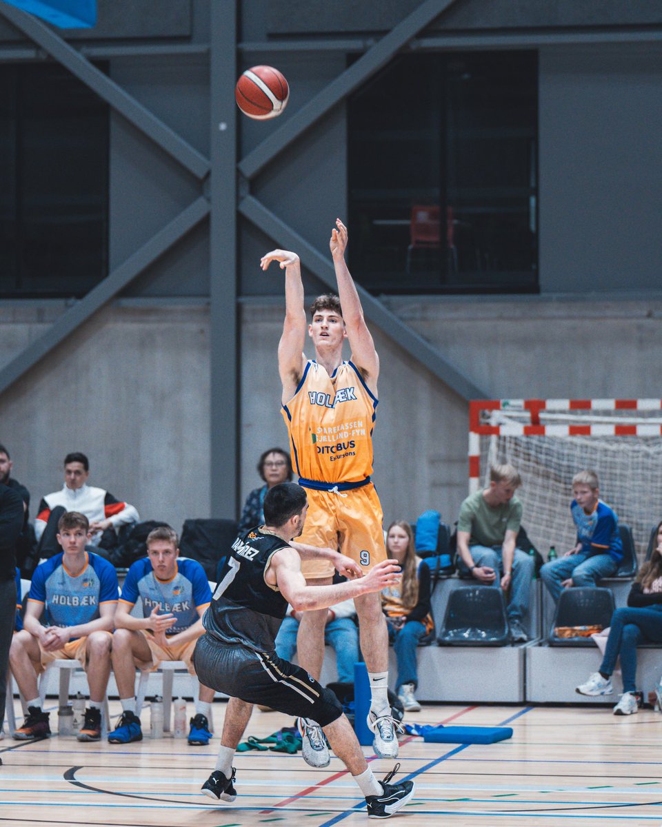 👋🏻 Ongi etorri Rasmus! 

Danimarkako Saskibaloiko Lehenengo Mailan jokatu zuen iaz Holbaek taldean, 13.6 puntu, 7.5 errebote eta 1.1 asistentziako batazbestekoa lortuz. 

🔥 Egurre, Rasmus!