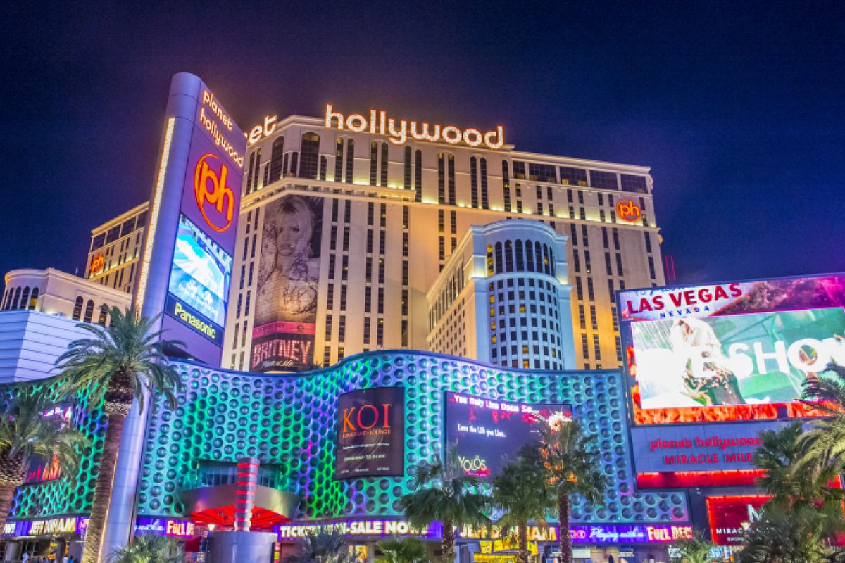 FeelingVegas's tweet photo. Love this area of the Strip! 🤩 Planet Hollywood, back when Brittney was in town. See current PH room rates: https://t.co/BZQU7Szzk4 (TripAdvisor) #LasVegas #Vegas #LasVegasStrip #VegasStrip #PlanetHollywood https://t.co/5IJgALlAMk