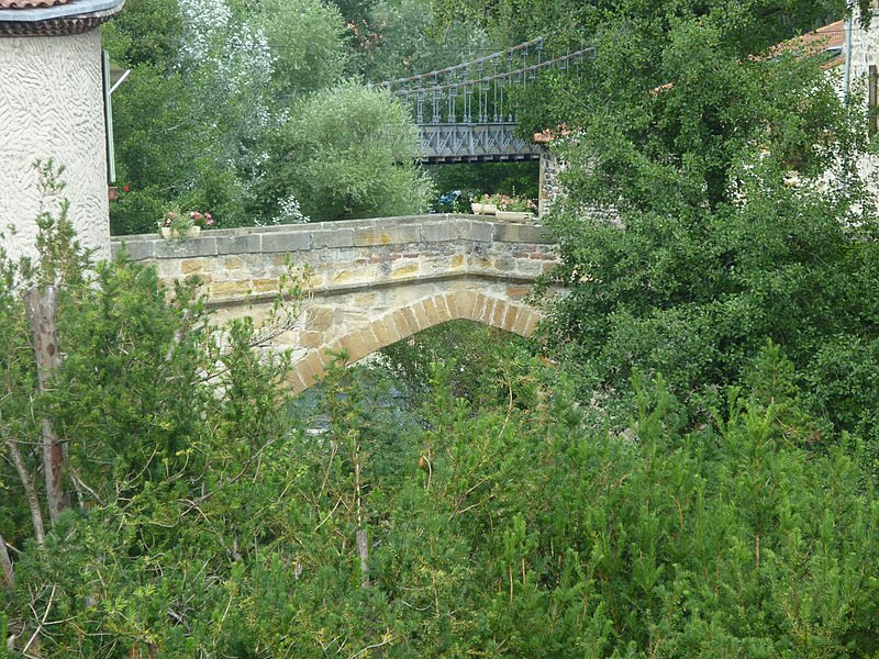 MonumentumFr's tweet photo. Vieux pont du XIVe siècle sur la Couze à #Coudes (#PuyDeDôme) Petit pont d'une seule arche situé à l'embranchement de l'Allier et de la Couze, qui paraît dater de la fin du XIVe siècle et a conservé sa disposit...
Suite 👉 https://t.co/WaeHxBVAak
#Patrimoine #MonumentHistorique https://t.co/Bcn6APW1mZ