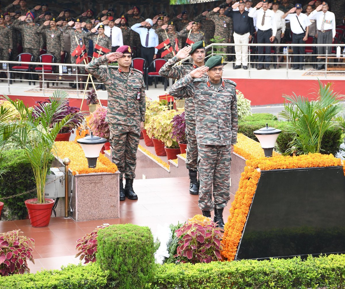 NorthernComd_IA's tweet photo. #KargilVijayDiwas
On the occasion of #KargilVijayDiwas2023, #LtGenAnindyaSengupta, #COS_NC, NCC cadets, Veterans & all ranks #DhruvaCommand paid tribute to #KargilBravehearts at Dhruva War Memorial and everyone took a pledge to rededicate themselves to the safety & honour of the Country.
#NationFirst
#KargilWar
@adgpi
@SpokespersonMoD
@HQ_DG_NCC