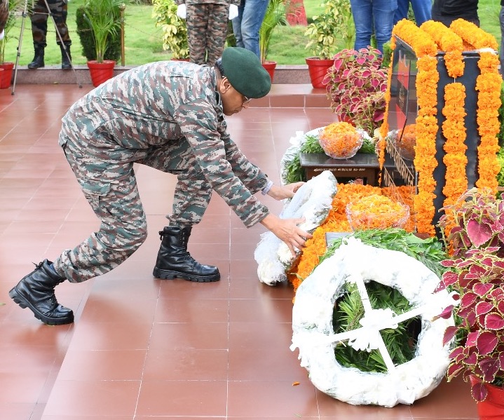 NorthernComd_IA's tweet photo. #KargilVijayDiwas
On the occasion of #KargilVijayDiwas2023, #LtGenAnindyaSengupta, #COS_NC, NCC cadets, Veterans & all ranks #DhruvaCommand paid tribute to #KargilBravehearts at Dhruva War Memorial and everyone took a pledge to rededicate themselves to the safety & honour of the Country.
#NationFirst
#KargilWar
@adgpi
@SpokespersonMoD
@HQ_DG_NCC