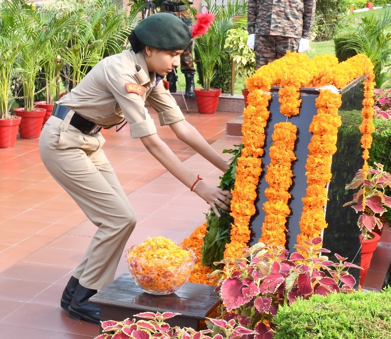 NorthernComd_IA's tweet photo. #KargilVijayDiwas
On the occasion of #KargilVijayDiwas2023, #LtGenAnindyaSengupta, #COS_NC, NCC cadets, Veterans & all ranks #DhruvaCommand paid tribute to #KargilBravehearts at Dhruva War Memorial and everyone took a pledge to rededicate themselves to the safety & honour of the Country.
#NationFirst
#KargilWar
@adgpi
@SpokespersonMoD
@HQ_DG_NCC