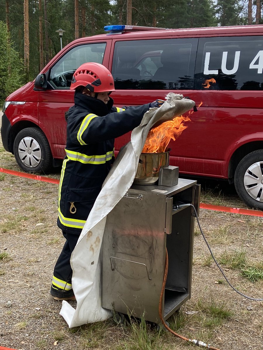 TKuusamo's tweet photo. Olipas hyvää meininkiä Sopimuspalokuntanuorten #Stidi23 leirillä. Valtava ponnistus järjestäjiltä ja upea kokemus nuorille. Tulevaisuus näyttää saammeko näistä nuorista tulevaisuuden pelastajia. Myös kansalaistaidot kehittyvät huimasti. @MarkoRostedt #stadinbrankkari https://t.co/XnImmc9uu7