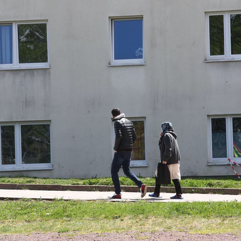 LoveGuerillero's tweet photo. 🖤❤️#Flüchtlingspolitik #Integrationsprojekte Geflüchtete in Brandenburg: EU fördert zwei Integrationsprojekte mit 14 Millionen Euro.
Zwei Integrationsprojekte für Flüchtlinge in Brandenburg werden mit rund 14 Millionen Euro EU-Mitteln gefördert. Mit dem Projekt „Hürden nehmen“ sollen psychisch beeinträchtigte Menschen mit Verfolgungs-, Kriegs- oder Fluchterfahrung psychosozial versorgt werden, teilte das Sozialministerium am Mittwoch in Potsdam mit. Dafür stünden acht regionale Beratungsstellen zur Verfügung. Für das Projekt seien insgesamt rund 9,7 Millionen Euro EU-Mittel vorgesehen. https://t.co/5kBOhg9xmv via @Tagesspiegel